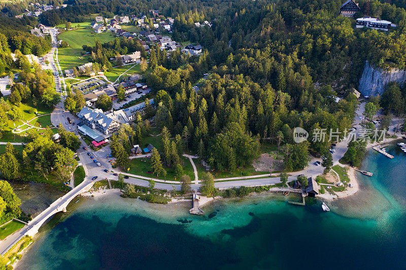 鸟瞰图Bohinj湖(bohinsko jezero)在日落，斯洛文尼亚